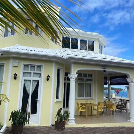 Villa Bella Charming Beachfront Guesthouse Blue Bay Exterior photo