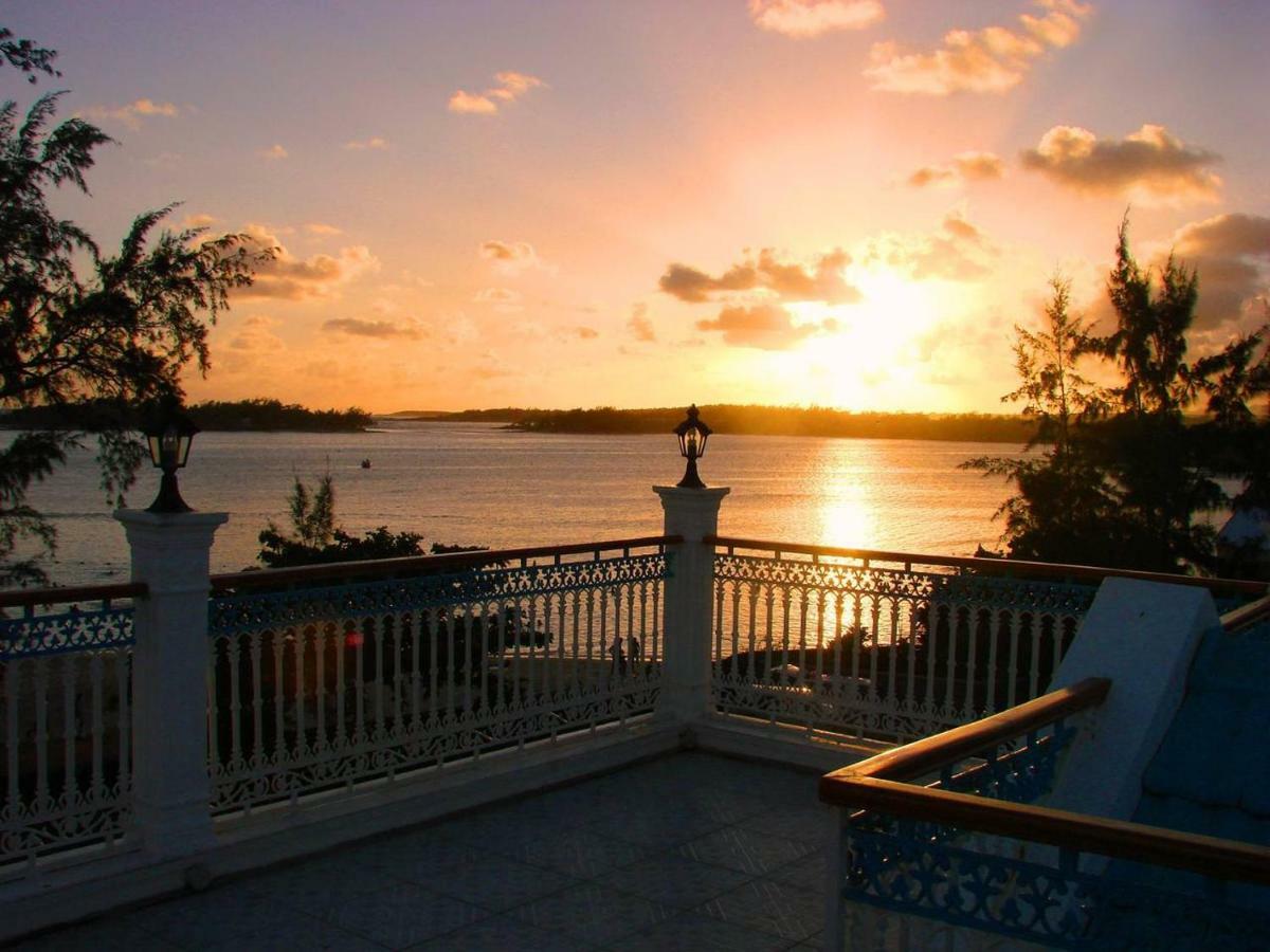 Villa Bella Charming Beachfront Guesthouse Blue Bay Exterior photo