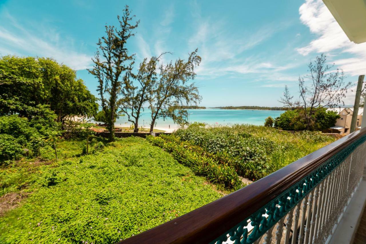 Villa Bella Charming Beachfront Guesthouse Blue Bay Exterior photo